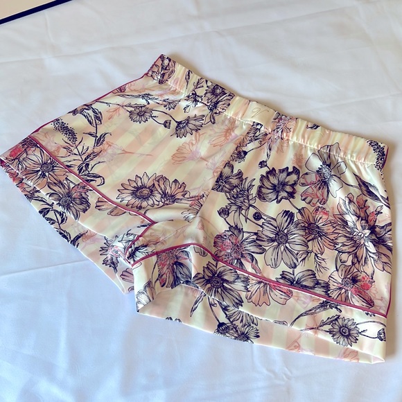 🌸 Victoria Secret Sleep Wear Shorts Set 🌸 - Picture 7 of 10
